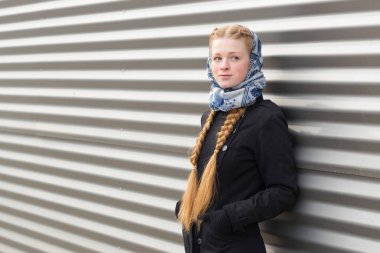 Çizgili duvar arka plan üzerinde güzel kız