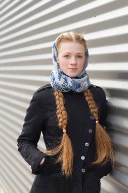 Çizgili duvar arka plan üzerinde güzel kız