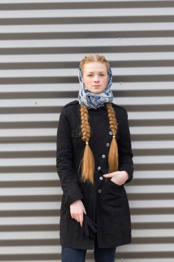 Çizgili duvar arka plan üzerinde güzel kız