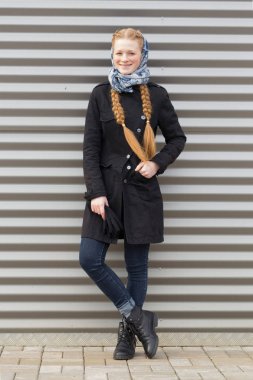 Çizgili duvar arka plan üzerinde güzel kız