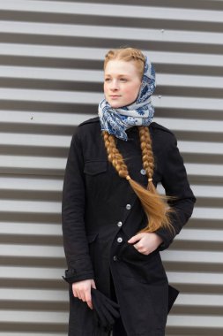 Çizgili duvar arka plan üzerinde güzel kız