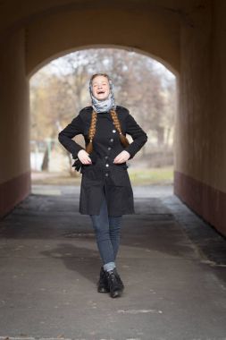 Arch evin güzel kızıl saçlı kız