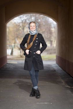 Arch evin güzel kızıl saçlı kız