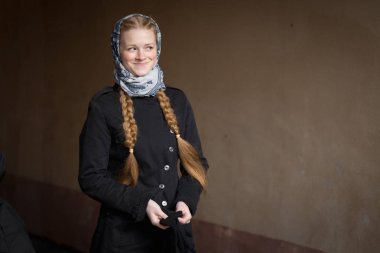 karanlık bir arka plan üzerinde güzel kızıl saçlı kız