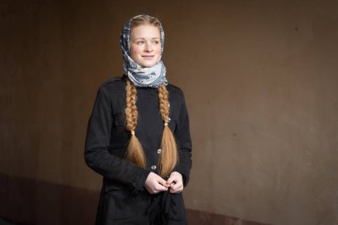 karanlık bir arka plan üzerinde güzel kızıl saçlı kız