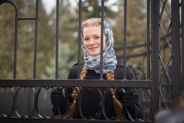 Sahte çit arkasındaki güzel kızıl saçlı kız