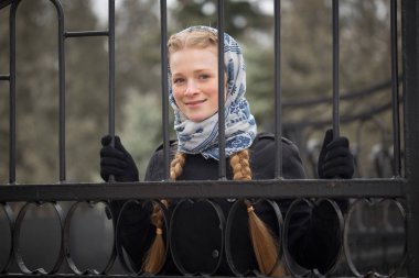 Sahte çit arkasındaki güzel kızıl saçlı kız