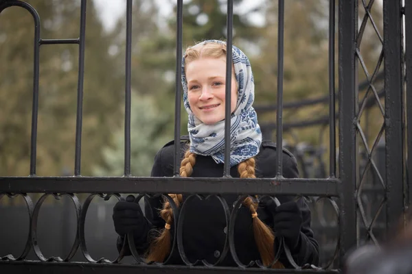 Sahte çit arkasındaki güzel kızıl saçlı kız