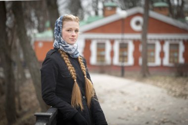 Bahar parkta güzel kızıl saçlı kız