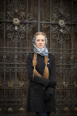 Sahte kapıda güzel kızıl saçlı kız