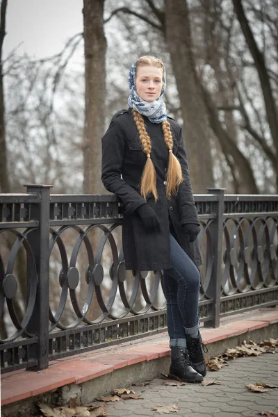 Krásná rusovlasá dívka v parku na jaře — Stock fotografie