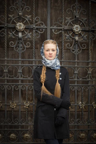 Belle fille aux cheveux roux à la porte forgée — Photo