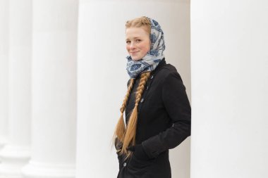 Güzel kız açık havada beyaz sütunlarla neşeli