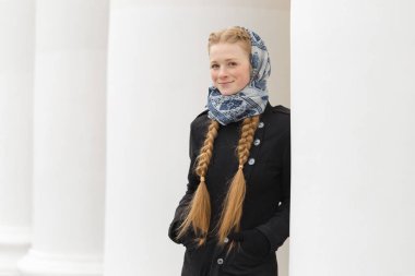 Güzel kız açık havada beyaz sütunlarla neşeli