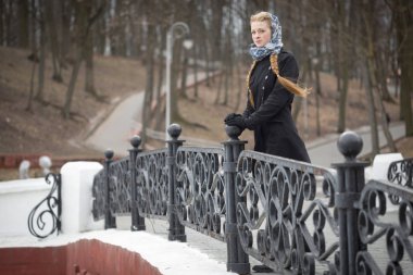 Güzel kızıl saçlı kız rüzgarda ayakta