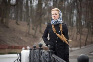 Güzel kızıl saçlı kız rüzgarda ayakta