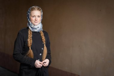 karanlık bir arka plan üzerinde güzel kızıl saçlı kız