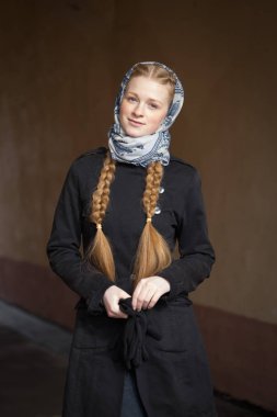 karanlık bir arka plan üzerinde güzel kızıl saçlı kız