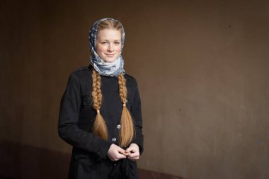 karanlık bir arka plan üzerinde güzel kızıl saçlı kız