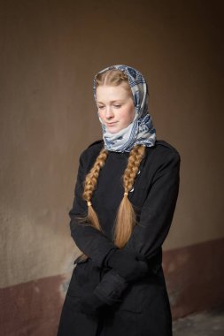 karanlık bir arka plan üzerinde güzel kızıl saçlı kız