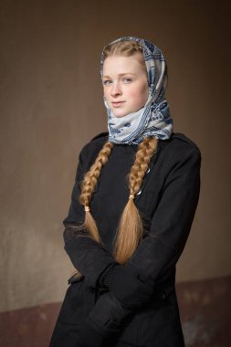 karanlık bir arka plan üzerinde güzel kızıl saçlı kız