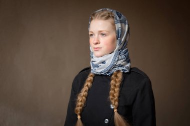 karanlık bir arka plan üzerinde güzel kızıl saçlı kız