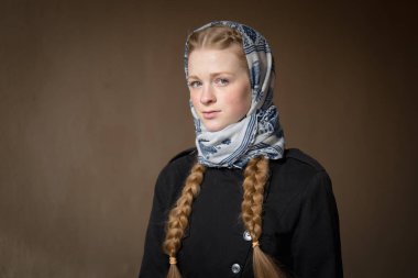 karanlık bir arka plan üzerinde güzel kızıl saçlı kız