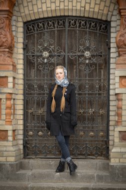 Sahte kapıda güzel kızıl saçlı kız