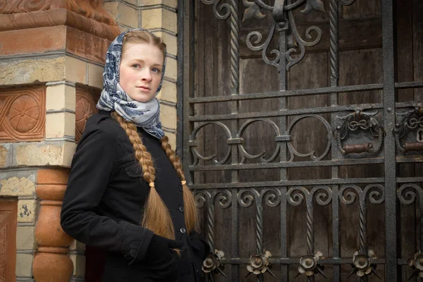 Sahte kapıda güzel kızıl saçlı kız