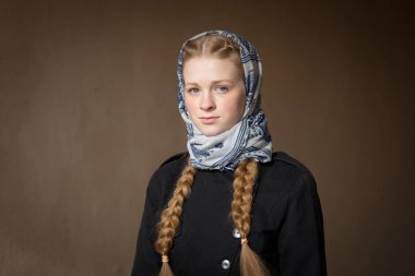 karanlık bir arka plan üzerinde güzel kızıl saçlı kız