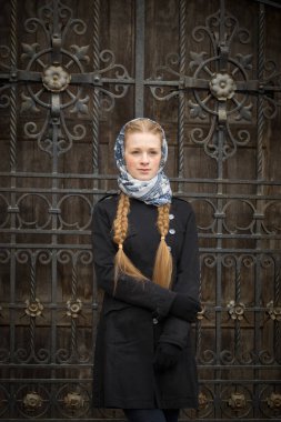 Sahte kapıda güzel kızıl saçlı kız