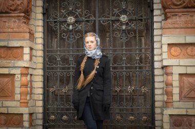 Sahte kapıda güzel kızıl saçlı kız