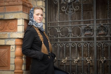 Sahte kapıda güzel kızıl saçlı kız