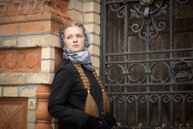 Sahte kapıda güzel kızıl saçlı kız