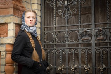 Sahte kapıda güzel kızıl saçlı kız