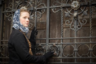 Sahte kapıda güzel kızıl saçlı kız