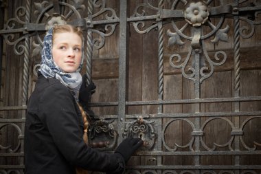 Sahte kapıda güzel kızıl saçlı kız