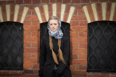 Retro bina tarafından güzel kızıl saçlı kız