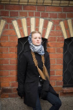 Retro bina tarafından güzel kızıl saçlı kız