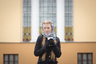 Beyaz cam ile güzel kızıl saçlı kız