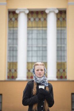 Beyaz cam ile güzel kızıl saçlı kız