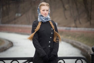 Güzel kızıl saçlı kız rüzgarda ayakta