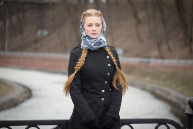 Güzel kızıl saçlı kız rüzgarda ayakta