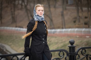 Güzel kızıl saçlı kız rüzgarda ayakta