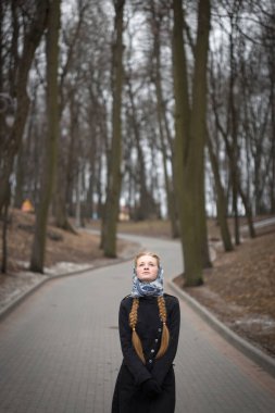 Güzel kızıl saçlı kız yalnız ayakta yolda