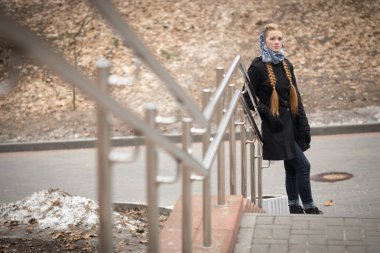 Güzel kızıl saçlı kız merdivenlerden aşağı yürüyüş