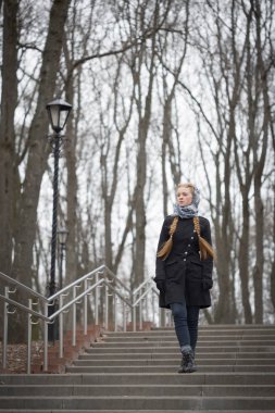 Güzel kızıl saçlı kız merdivenlerden aşağı yürüyüş