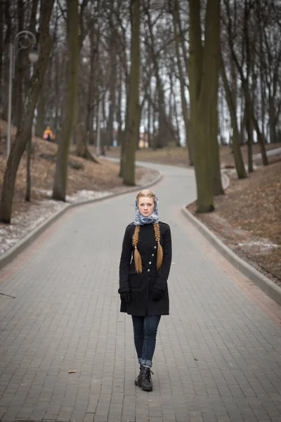 Hermosa chica pelirroja sola de pie en el camino — Foto de Stock