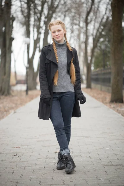 Rödhårig flicka med flätor våren i naturen. — Stockfoto