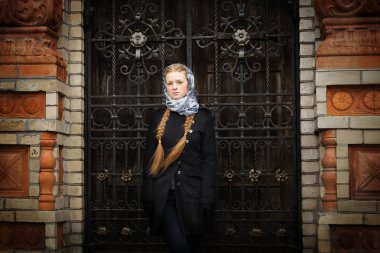 Sahte kapıda güzel kızıl saçlı kız